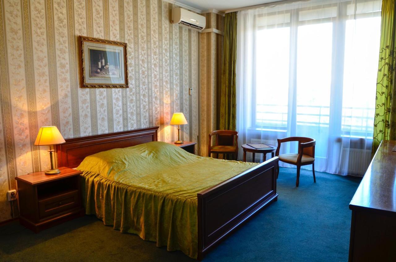 Diplomat ApartHotel Kiev Exterior foto